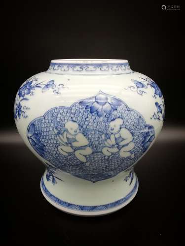 A Chinese 18th century porcelain jar