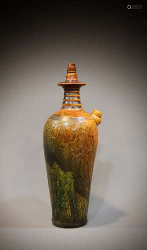 A Chinese porcelain viewing bottle from the 6th to the 7th c...