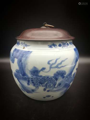 A Chinese 18th century porcelain jar