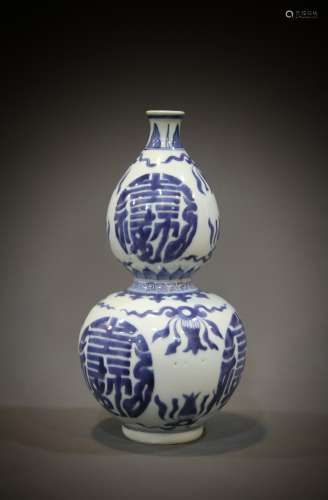 A Chinese porcelain bottle from the 19th-20th century