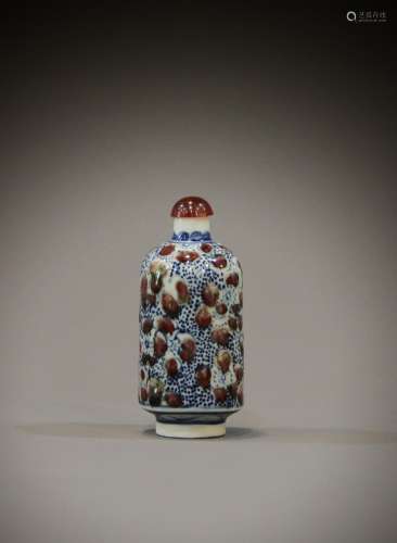 A small Chinese 19th century porcelain vial