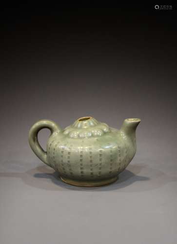A Chinese 17th century porcelain pot