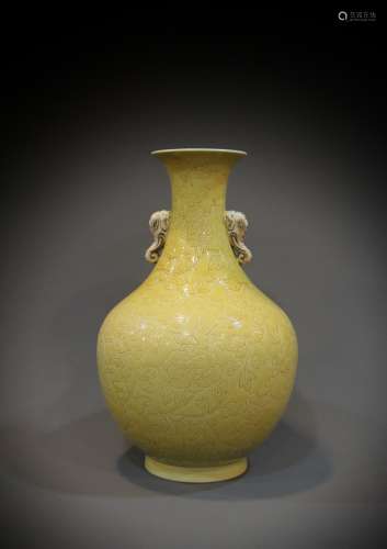 A Chinese yellow ornament porcelain of the 18th-19th centuri...