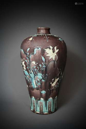 A Chinese porcelain viewing bottle from the 16th to the 17th...