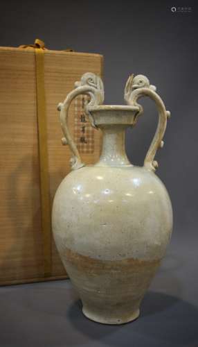 A Chinese porcelain viewing bottle from the 6th to the 7th c...