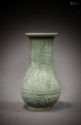 A Chinese 13th century porcelain vase