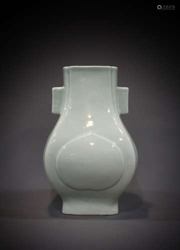 A Chinese 19th century bottle