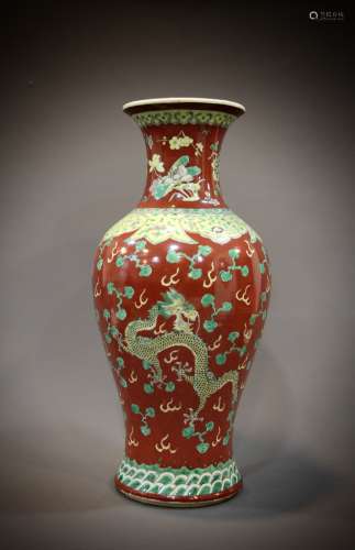 A red Chinese vase from the 19th to the 20th century