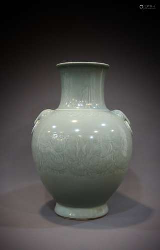 A Chinese 18th century porcelain artwork