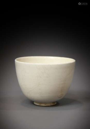 A Chinese white glazed cup from the 4th to the 5th century