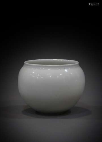 A small white jar from the 12th to the 13th century in China