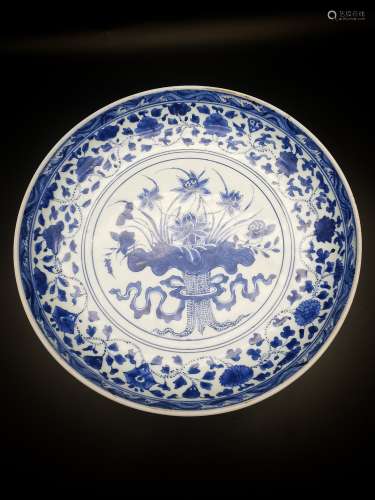 A Chinese porcelain plate from the 18th to the 19th century
