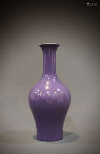 A Chinese purple vase from the 18th to the 19th century