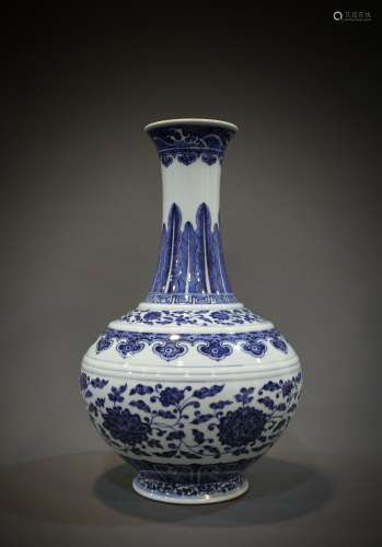 A Chinese 18th century porcelain vase