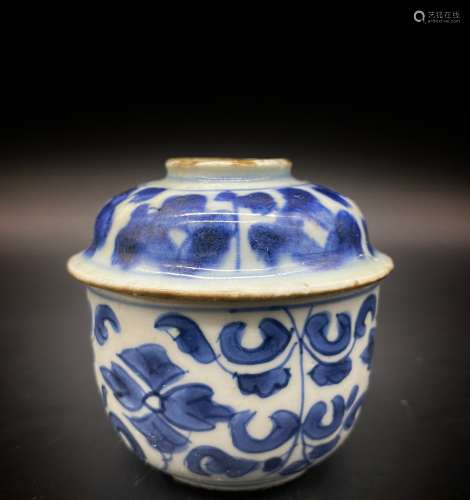 A Chinese porcelain bowl from the 19th to the 20th century