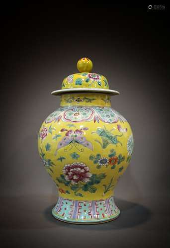 A Chinese porcelain artwork from the 19th to the 20th centur...