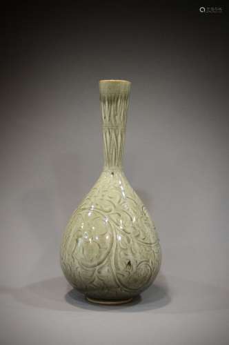 A Chinese porcelain vase from the 12th to the 13th century