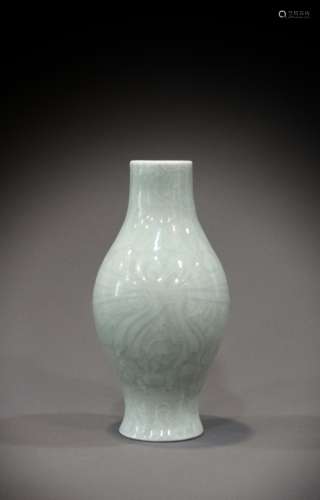 A Chinese porcelain bottle from the 18th to the 19th century