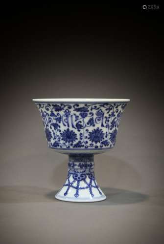 A Chinese 18th-century stilt porcelain bowl