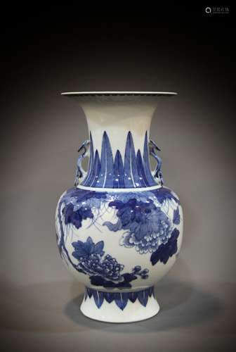 A Chinese 18th century porcelain vase