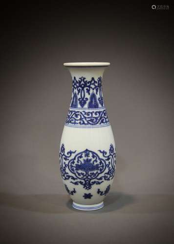 A Chinese 18th century porcelain vase