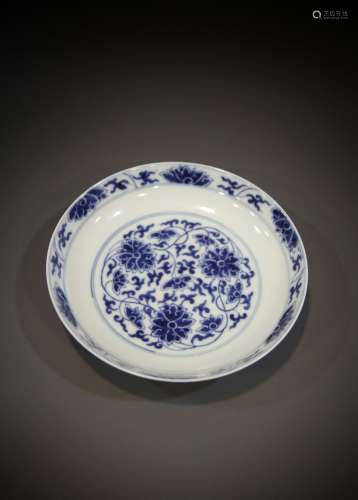 A Chinese porcelain plate from the 19th to the 20th century