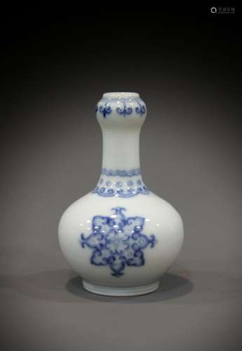 A Chinese 18th century porcelain vase