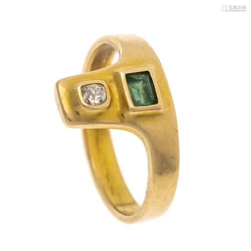 Emerald-alt-cut diamond ring G