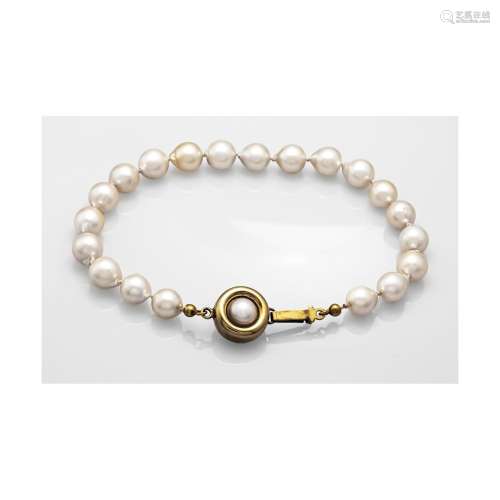 Akoya pearl bracelet with pin