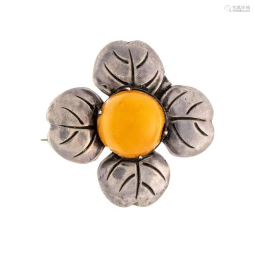 Amber brooch silver, four-peta