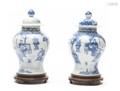 CHINE, fin XIXe, Paire de grandes potiches en porcelaine ble...
