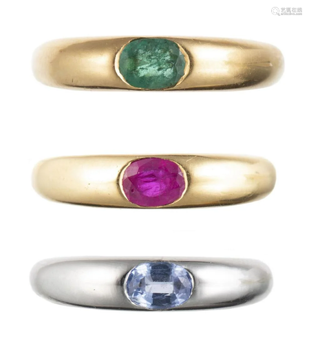 Triple bague or jaune et or gris avec un saphir, un rubis et...