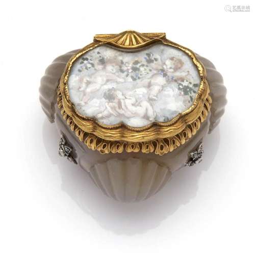 An antique French 18k gold mounted agate snuff box