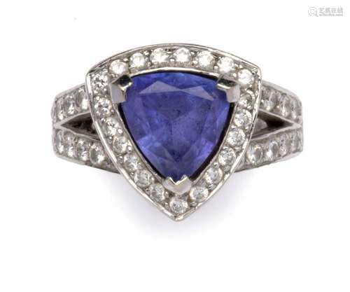 A tanzanite and diamond ring, Saddal