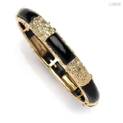 An 18k gold onyx bangle