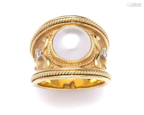 A cultured pearl dress ring