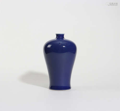 清  霁蓝釉梅瓶
