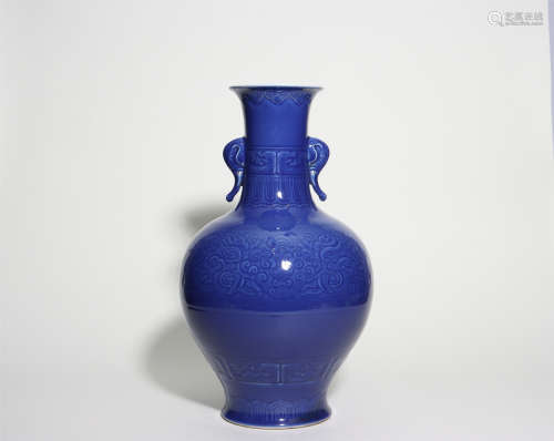 18世纪 霁蓝釉模印夔龙纹象耳大瓶