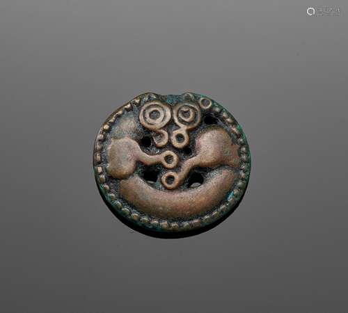 A SMALL ORDOS BRONZE PLAQUE, 7TH-6TH CENTURY BC