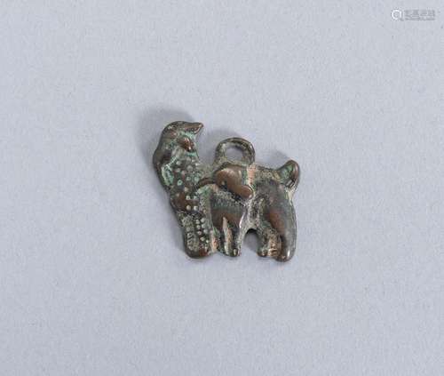 AN ORDOS BRONZE 'SHEEP AND LAMB' PLAQUE, WARRING S...