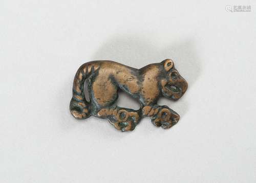 AN ORDOS BRONZE 'CROUCHING TIGER' PLAQUE, WARRING ...