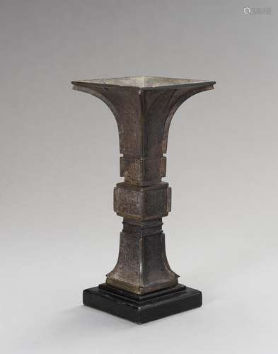 AN ARCHAISTIC BRONZE BEAKER VASE, GU