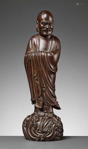 A LARGE HARDWOOD FIGURE OF DAMO (BODHIDHARMA), LATE MING TO ...