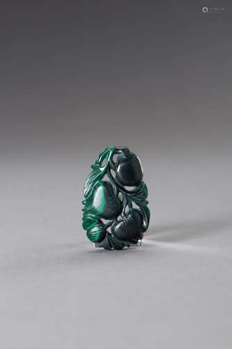 † A MALACHITE PENDANT, QING DYNASTY