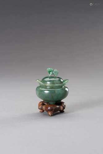A MINIATURE GREEN HARDSTONE TRIPOD CENSER AND COVER