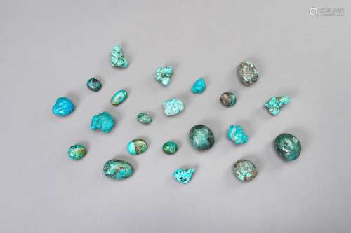 A COLLECTION WITH 21 TURQUOISE BEADS AND NUGGETS