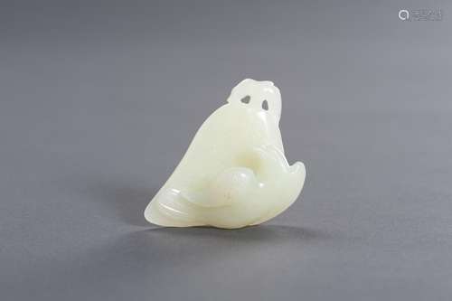 A CELADON JADE 'BIRD OF PREY ON LEAF' PENDANT, LAT...