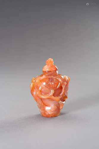 AN AGATE SNUFF BOTTLE, QING DYNASTY