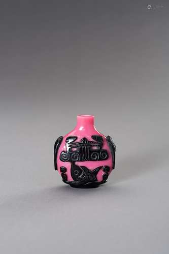 AN OVERLAY GLASS SNUFF BOTTLE, LATE QING DYNASTY