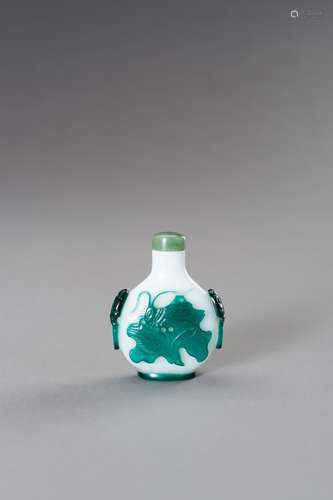 AN OVERLAY GLASS SNUFF BOTTLE, QING